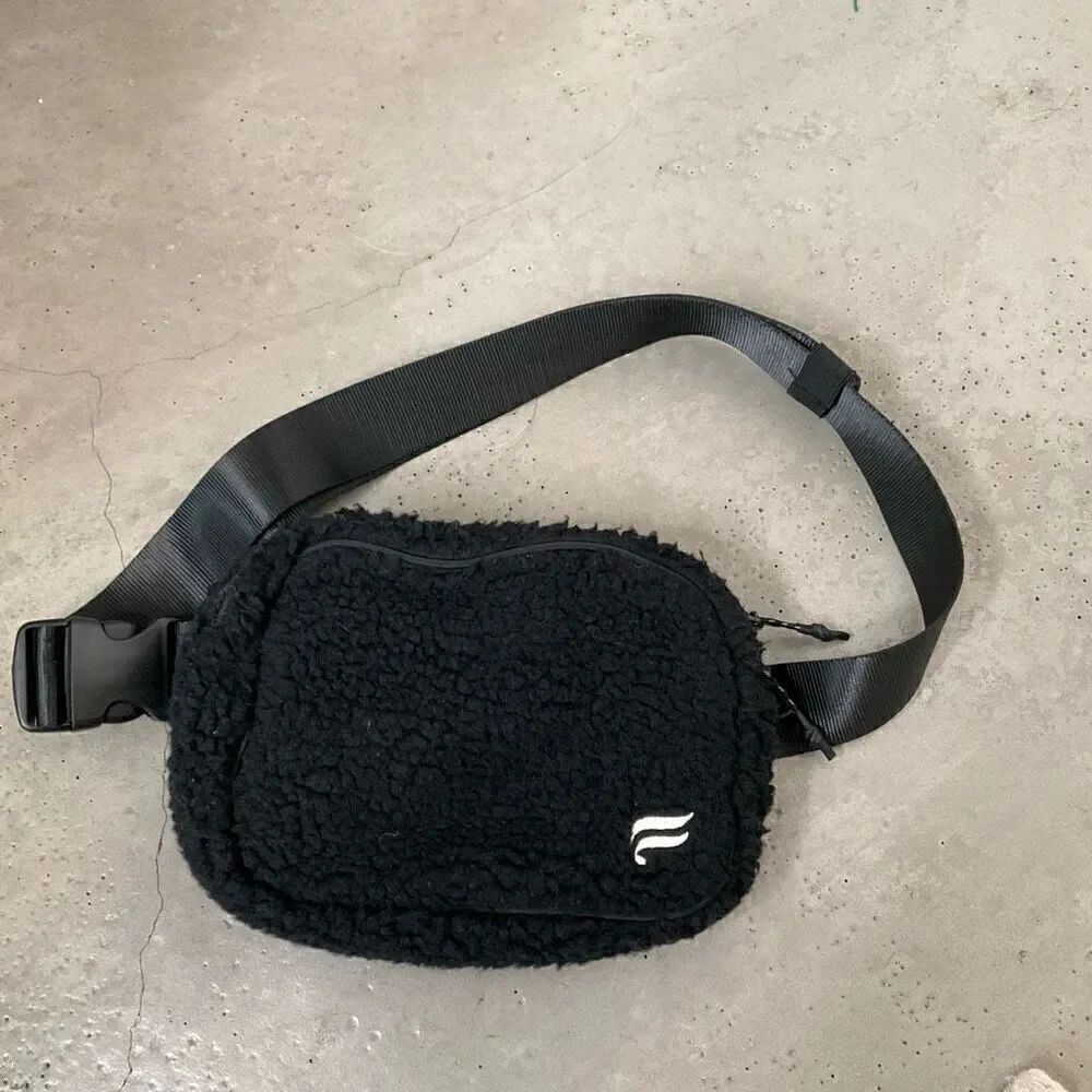 Fabletics The Belt Bag Teddy - Picture 2 of 7